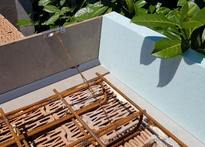 508. Betobord L és hőszigetelt Thermobord peremzsaluk sarokkialakítása