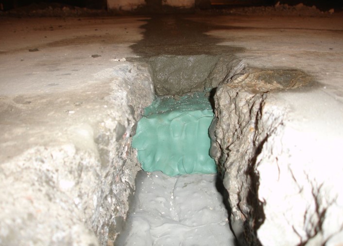 655. Üreges hézagok tömítése Stopaq Aquastop masszával