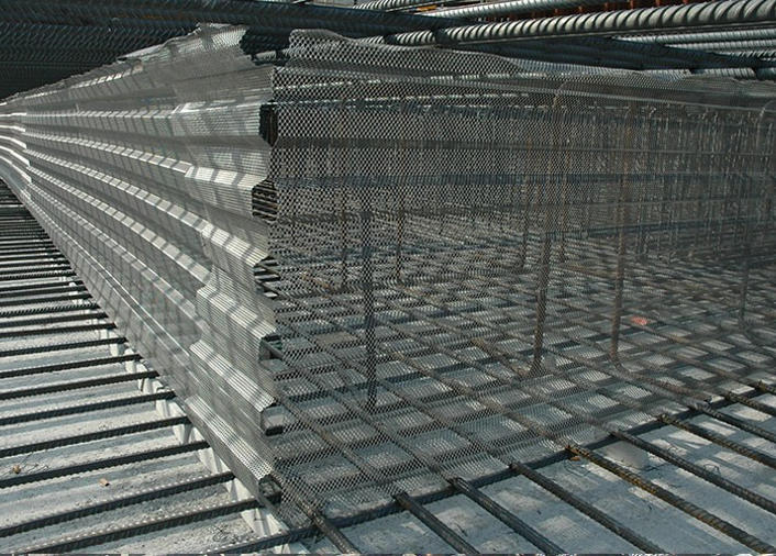 455. Fogazott Streckform elemek helyszíni megtámasztás és betonozás előtt